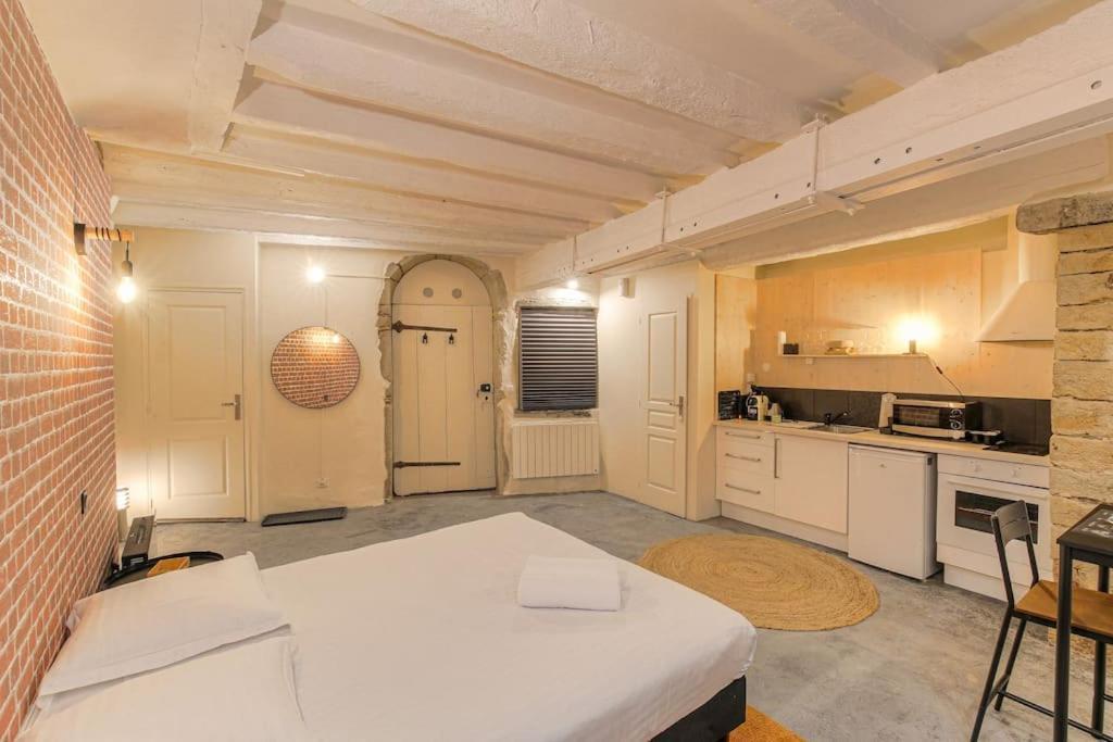 Industrial-Style Studio With Bathtub, Vieux-Lyon Exterior photo