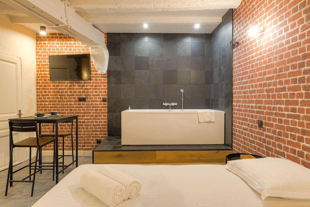 Industrial-Style Studio With Bathtub, Vieux-Lyon Exterior photo
