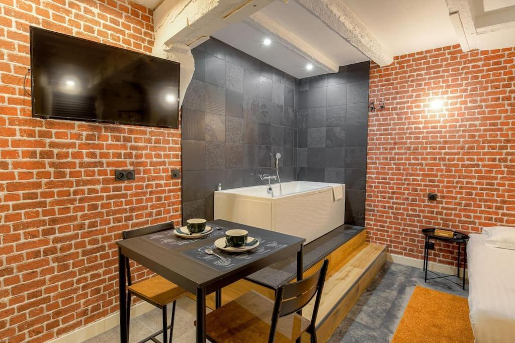 Industrial-Style Studio With Bathtub, Vieux-Lyon Exterior photo